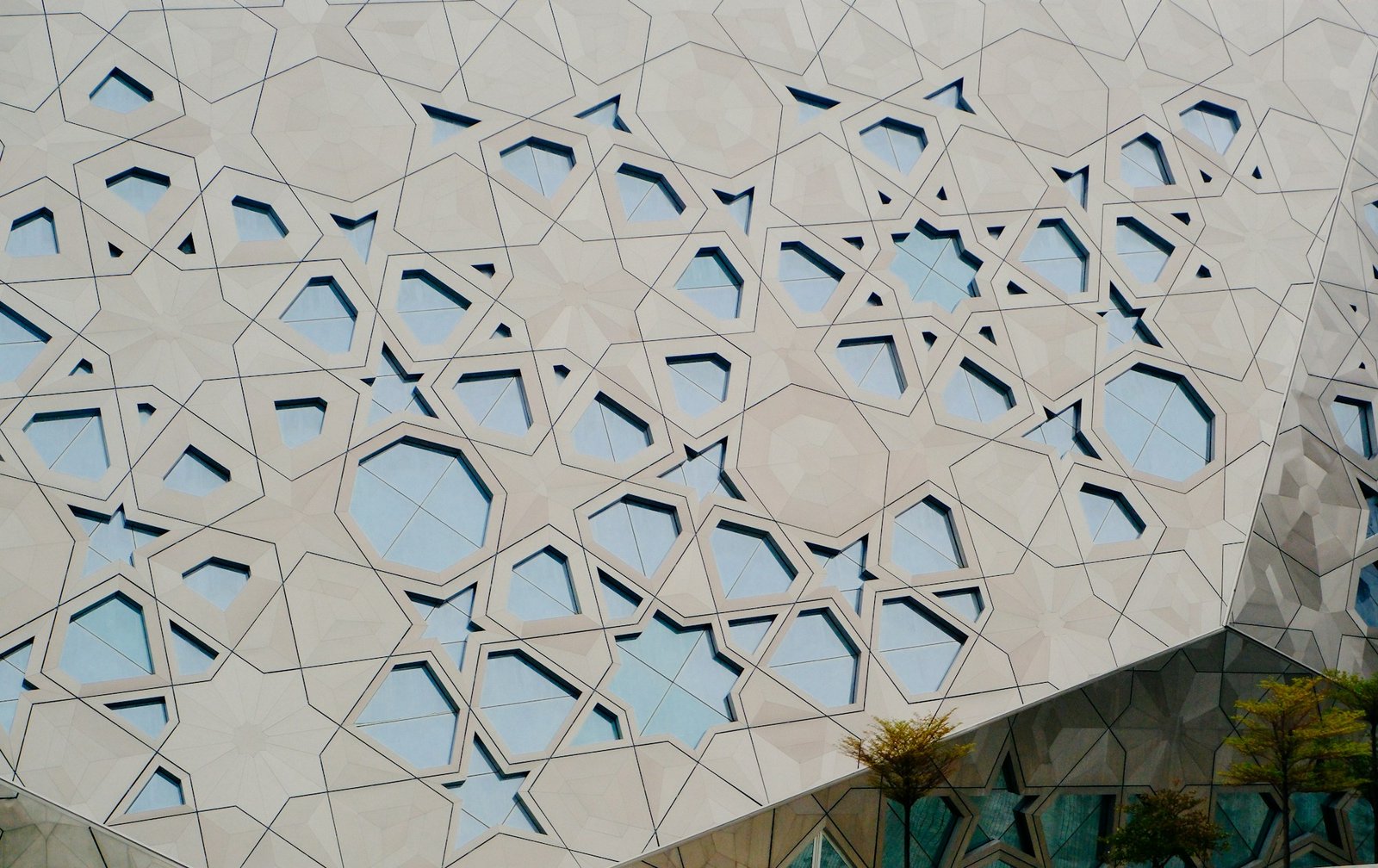 تفصيلة مقرّبة لواجهة مشربية بنمط هندسي إسلامي