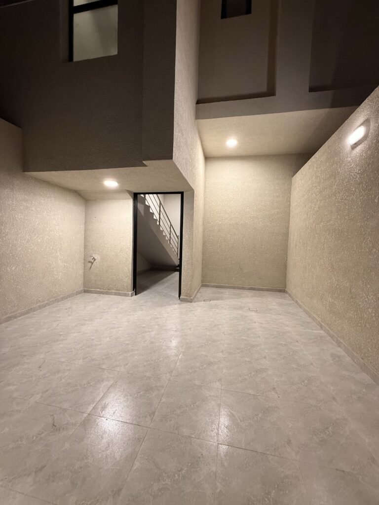 المدخل والكراج الخاص في شقة علوية في حي بدر بالدمام