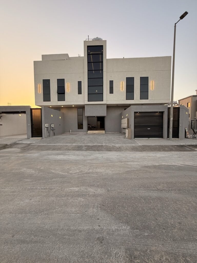 واجهة عمارة سكنية حديثة في حي المنار بالدمام وقت الغروب