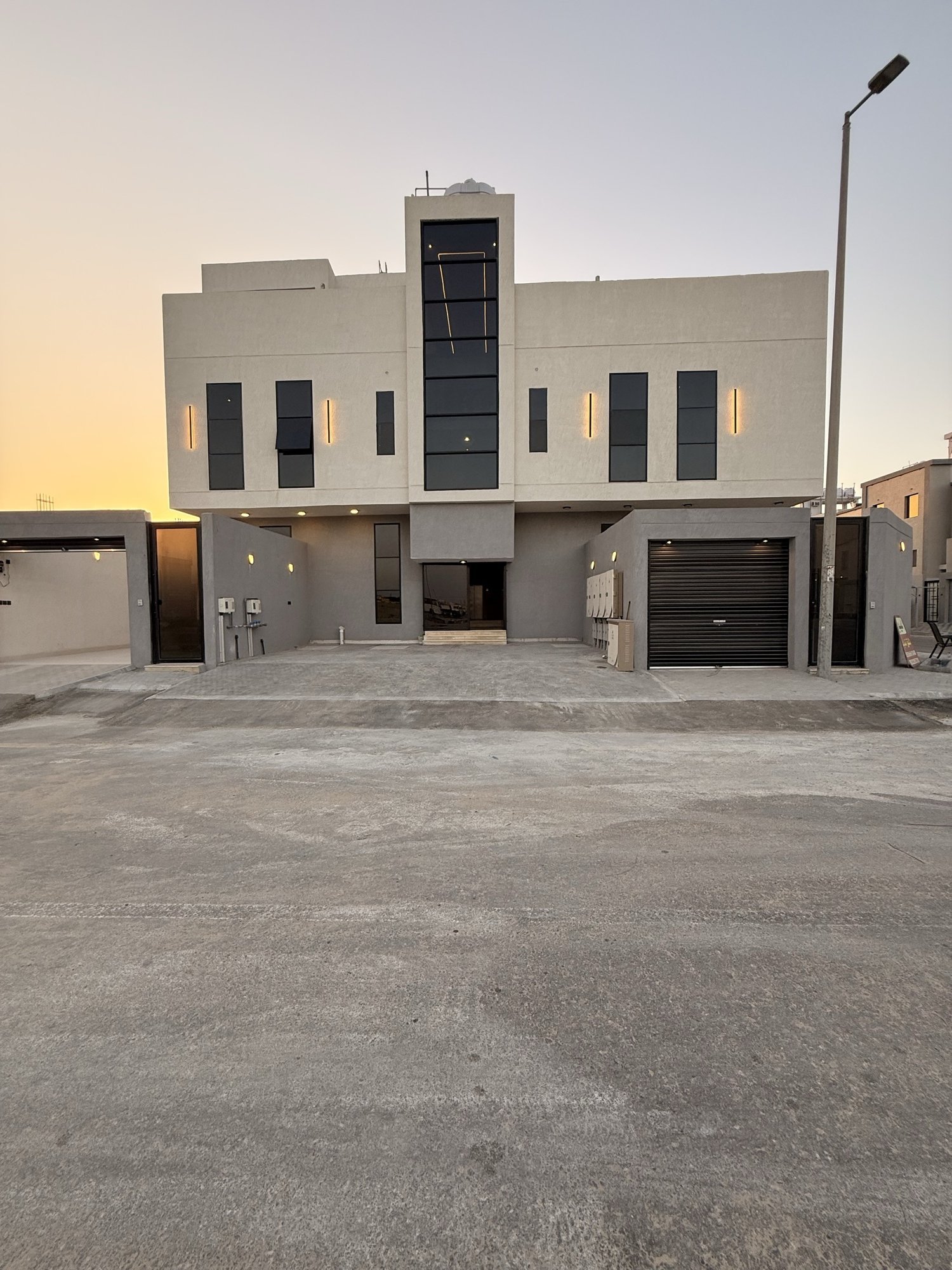 واجهة عمارة سكنية حديثة في حي المنار بالدمام وقت الغروب